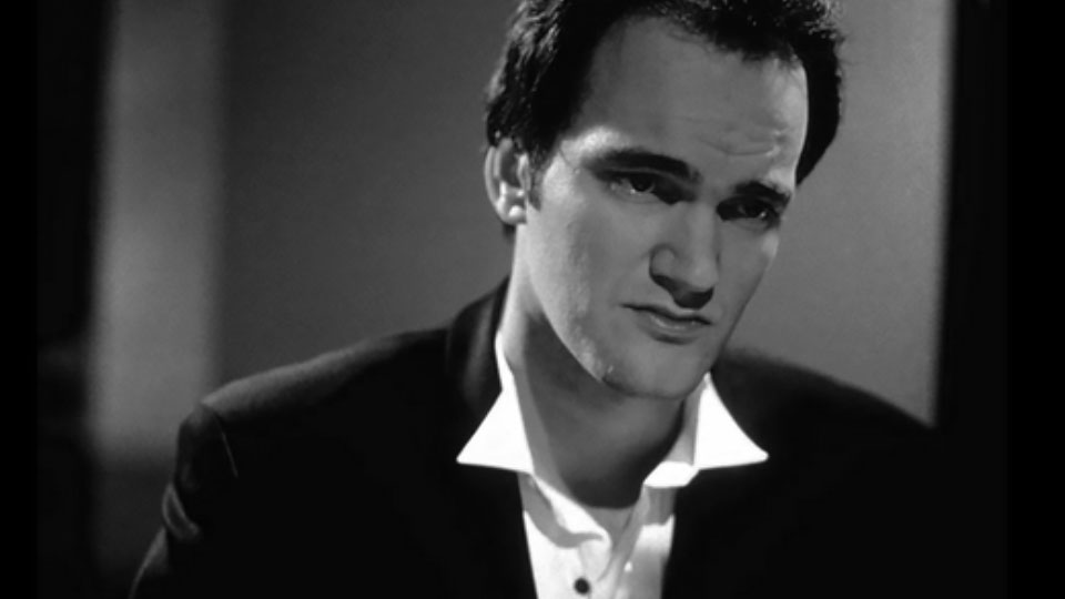 Quentin Tarantino film sahnesinde.