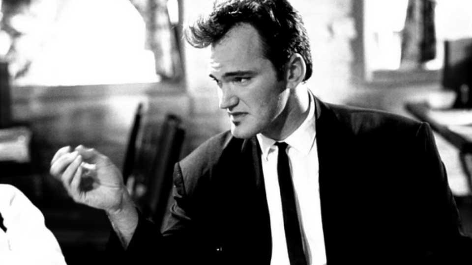 Quentin Tarantino yönetmen olarak poz veriyor.
